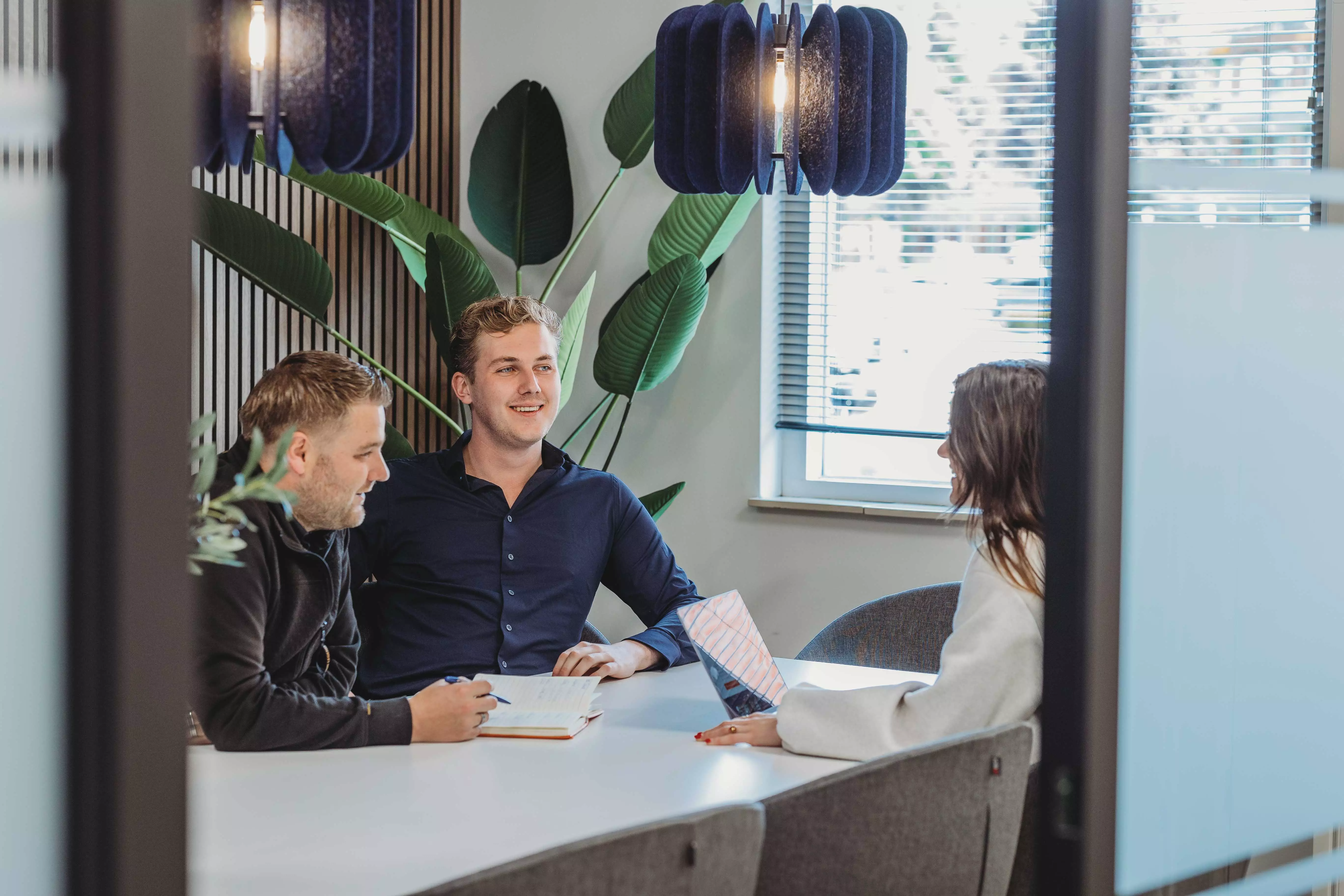 Koers Oost is hét uitzendbureau voor Twente. Vind snel werk in jouw regio met uitzicht op een vast contract. Persoonlijk, betrokken en zonder gedoe.

