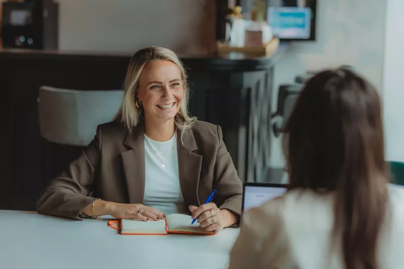 Wat is het verschil tussen werving & selectie en uitzenden? Koers Oost legt het duidelijk uit: zekerheid met werving & selectie of flexibiliteit met uitzenden. Ontdek welke vorm het beste bij jou past."