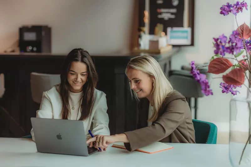 Vacatures in Almelo | Vind werk via Koers Oost Uitzendbureau Ontdek de leukste vacatures in Almelo bij Koers Oost. Persoonlijk, betrokken en dichtbij. Wij helpen jou snel aan werk in Almelo dat écht past.
