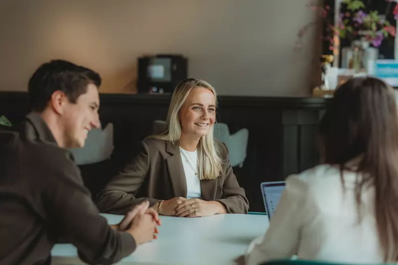 Wat is het verschil tussen werving & selectie en uitzenden? Koers Oost legt het duidelijk uit: zekerheid met werving & selectie of flexibiliteit met uitzenden. Ontdek welke vorm het beste bij jou past.






