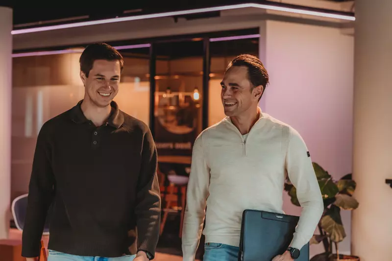 Wat is het verschil tussen werving & selectie en uitzenden? Koers Oost legt het duidelijk uit: zekerheid met werving & selectie of flexibiliteit met uitzenden. Ontdek welke vorm het beste bij jou past.