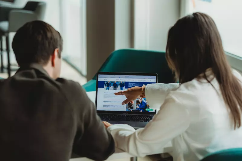 Wat is het verschil tussen werving & selectie en uitzenden? Koers Oost legt het duidelijk uit: zekerheid met werving & selectie of flexibiliteit met uitzenden. Ontdek welke vorm het beste bij jou past.