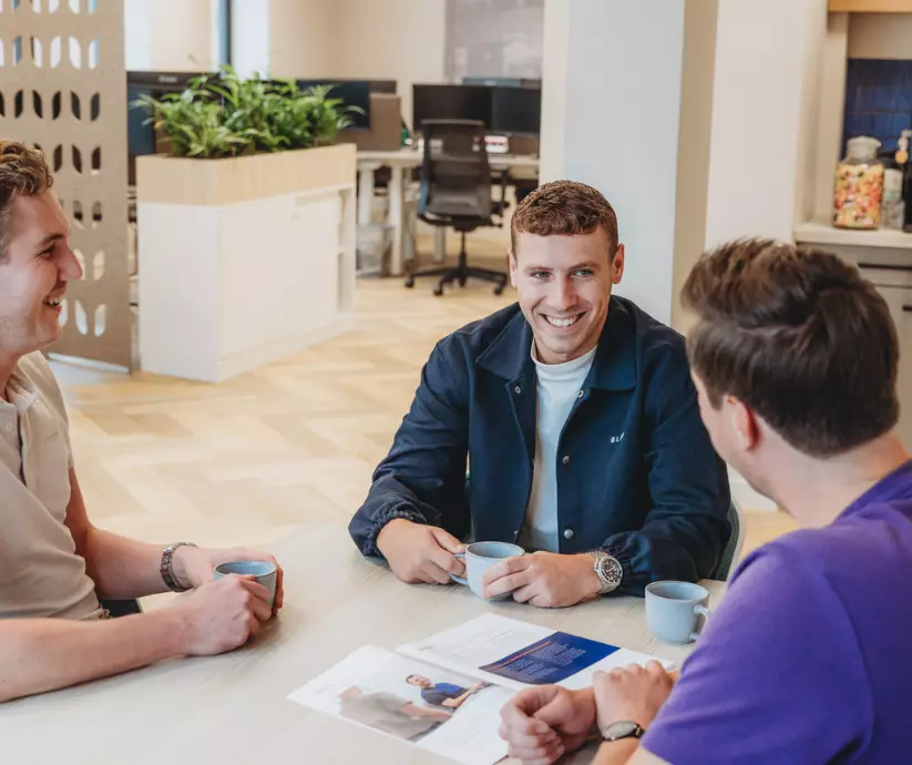 Geslaagd en op zoek naar werk? Ontdek de mogelijkheden om te werken na je diploma. Van een tussenjaar en vakantiewerk tot starter vacatures.