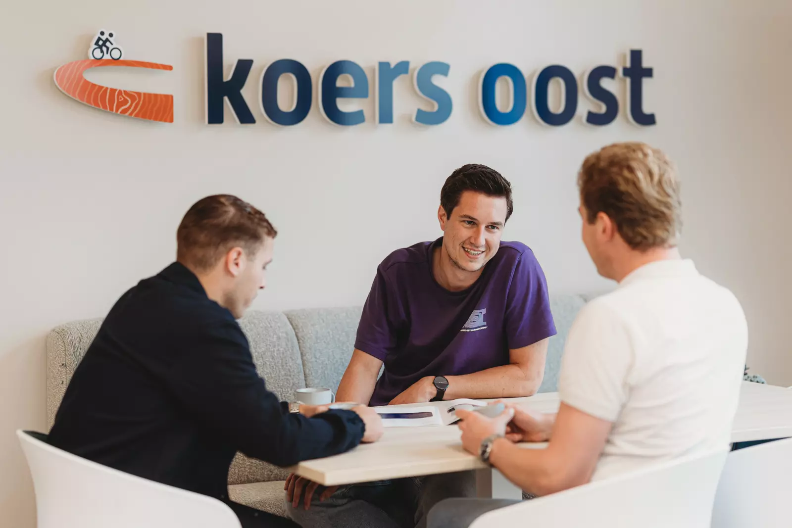 Ontdek meer over Koers Oost, een uitzendbureau dat sinds 2009 bedrijven en werkzoekenden helpt met de perfecte match. Lees hoe wij als onderdeel van Flexfamily sinds 2021 nog meer kansen bieden voor een persoonlijke en succesvolle samenwerking.